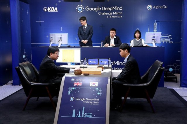 AlphaGo-Lee-Sedol-Aja-Huang.jpg van1